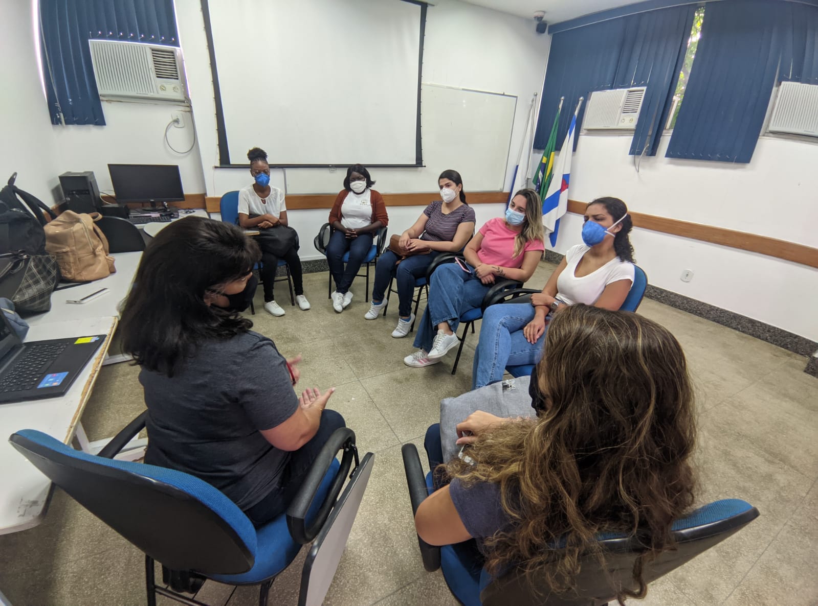 Reunião com as acadêmicas de enfermagem