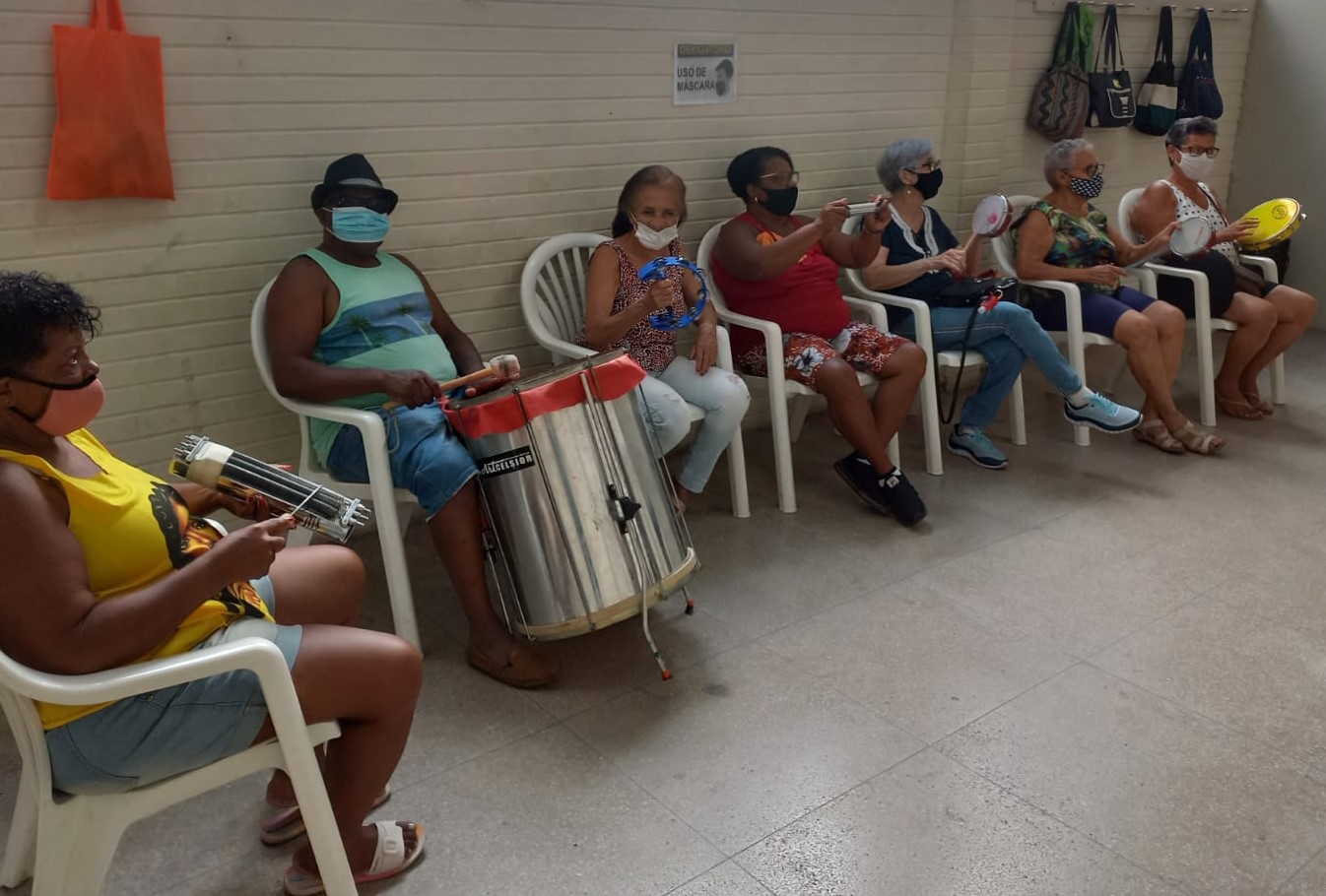 Aula de percussão na Casa de Convivência Carmen Miranda