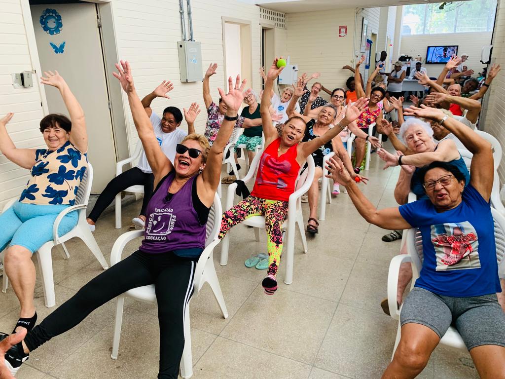 Aula de Pilates na Casa de Convivência Carmen Miranda