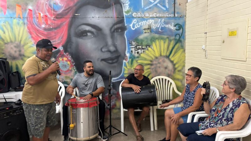 Aula de percussão na Casa de Convivência Carmen Miranda