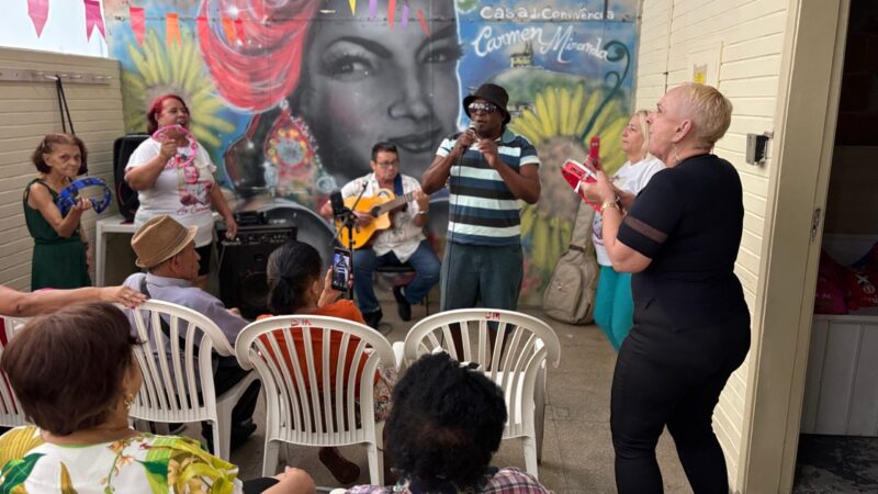 Seresta na Casa de Convivência Carmen Miranda