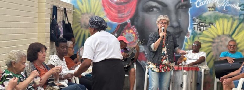 Aula de percussão na Casa de Convivência Carmen Miranda