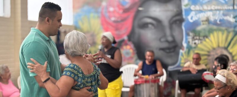 Aula de percussão na Casa de Convivência Carmen Miranda