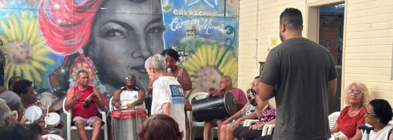 Aula de percussão na Casa de Convivência Carmen Miranda
