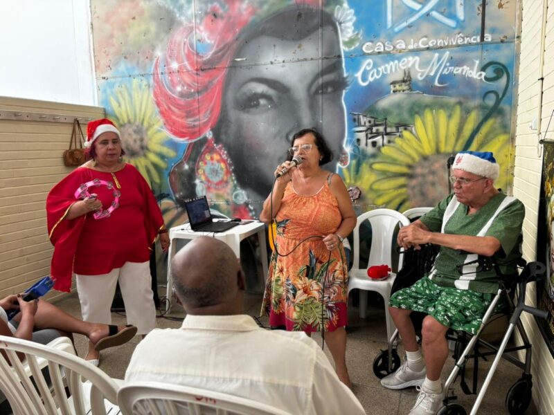 Seresta na Casa de Convivência Carmen Miranda