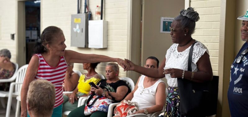 Aula de percussão na Casa de Convivência Carmen Miranda