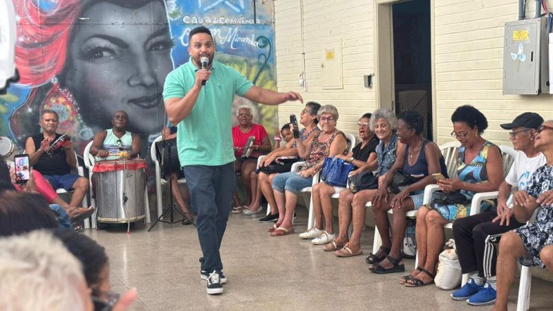 Aula de percussão na Casa de Convivência Carmen Miranda